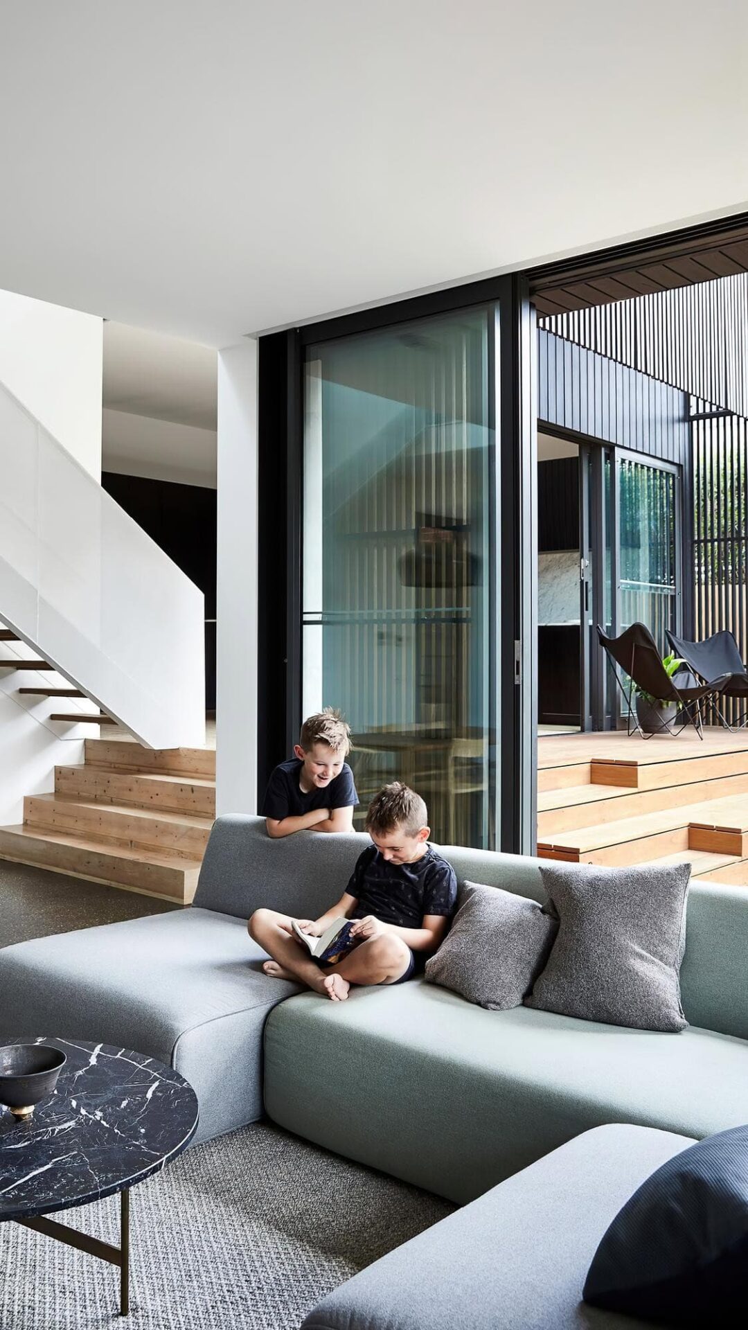 Familia feliz en su casa 01