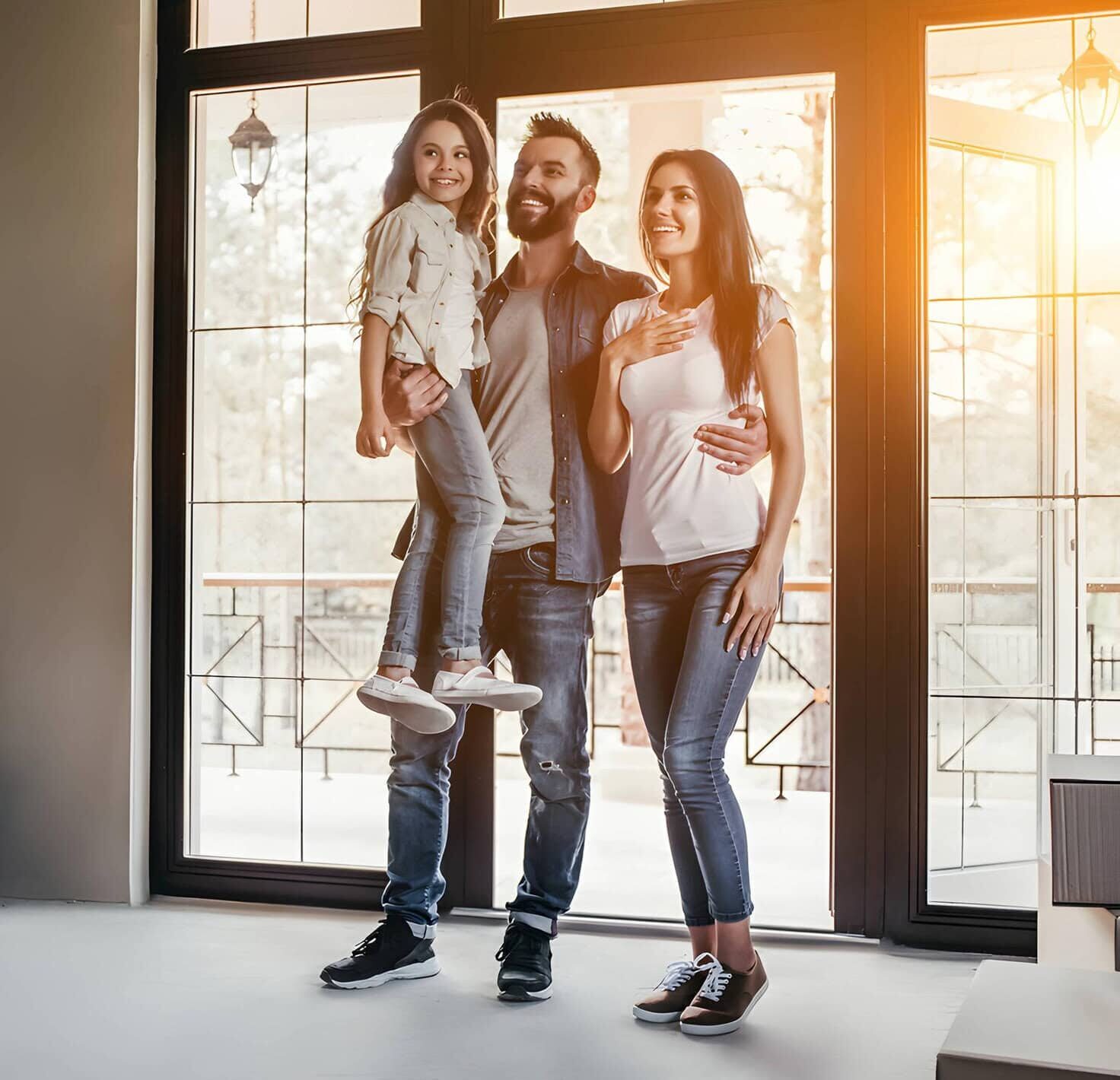 Familia feliz en su casa 03
