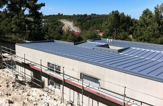 MONTAJE DE CUBIERTA INCLINADA EN PANEL SÁNDWICH